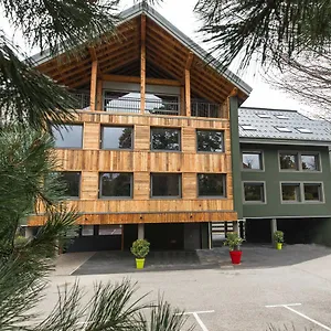 https://les-cabanes-de-la-maison-rouge.hotels-rhonealpes.com